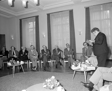 884052 Afbeelding van burgemeester H.J.L. Vonhoff en zijn echtgenote mevr. L. Vonhoff-Luyendijk, bij een ...